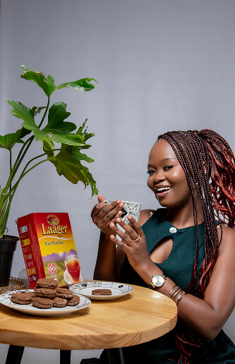 Nano influencer sharing Laager rooibos tea in a lifestyle setting